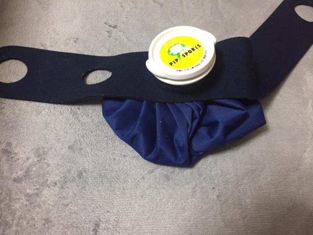 自宅での冷却ケアに使う氷嚢と専用ホルダーのセット