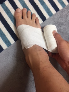 包帯を肌に当てるときの向きの例