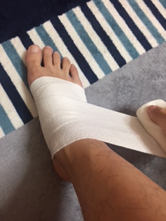 かかとを出しながら足首に包帯を巻く様子