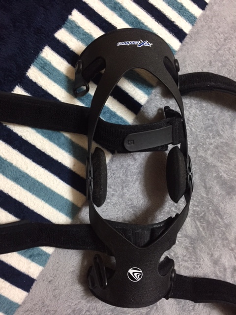 前十字靭帯再建術後に使用した実際の膝用装具（硬性タイプ）