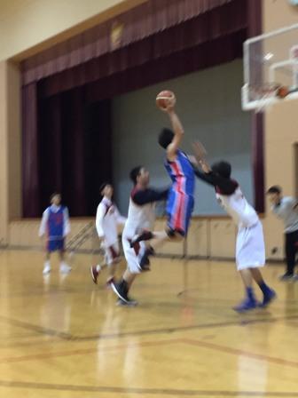 前十字靭帯再建術後、復帰してバスケットボールでジャンプシュートを放つ瞬間