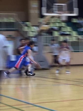 ACL損傷からの復帰後、バスケットボールの試合でドリブルしながら走るプレーの様子