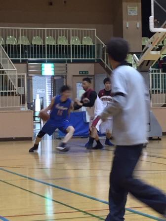 ACL損傷からの復帰後、バスケットボールの試合でドリブルしながら走るプレーの様子