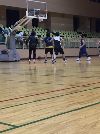 急に決まった練習日に行われたバスケットボールの5対5形式の練習風景