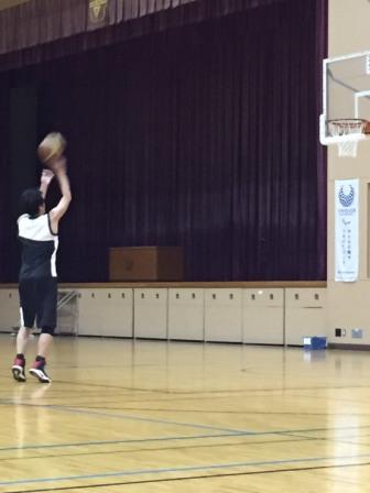 急に決まった練習日に体育館でフリースローを放つバスケットボール練習の様子
