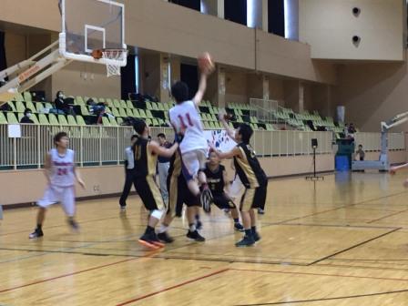 復帰戦2戦目の試合中、ゴール下でシュートに跳び込むえすひろのプレー写真