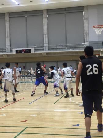 前十字靭帯と半月板の負傷から復帰後、2試合目に出場しているバスケットボールの試合風景