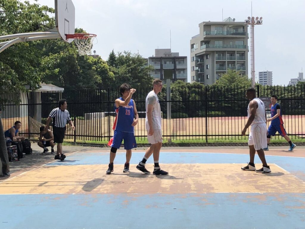 身長206cmの相手と並ぶオールデイ大会の試合中の場面